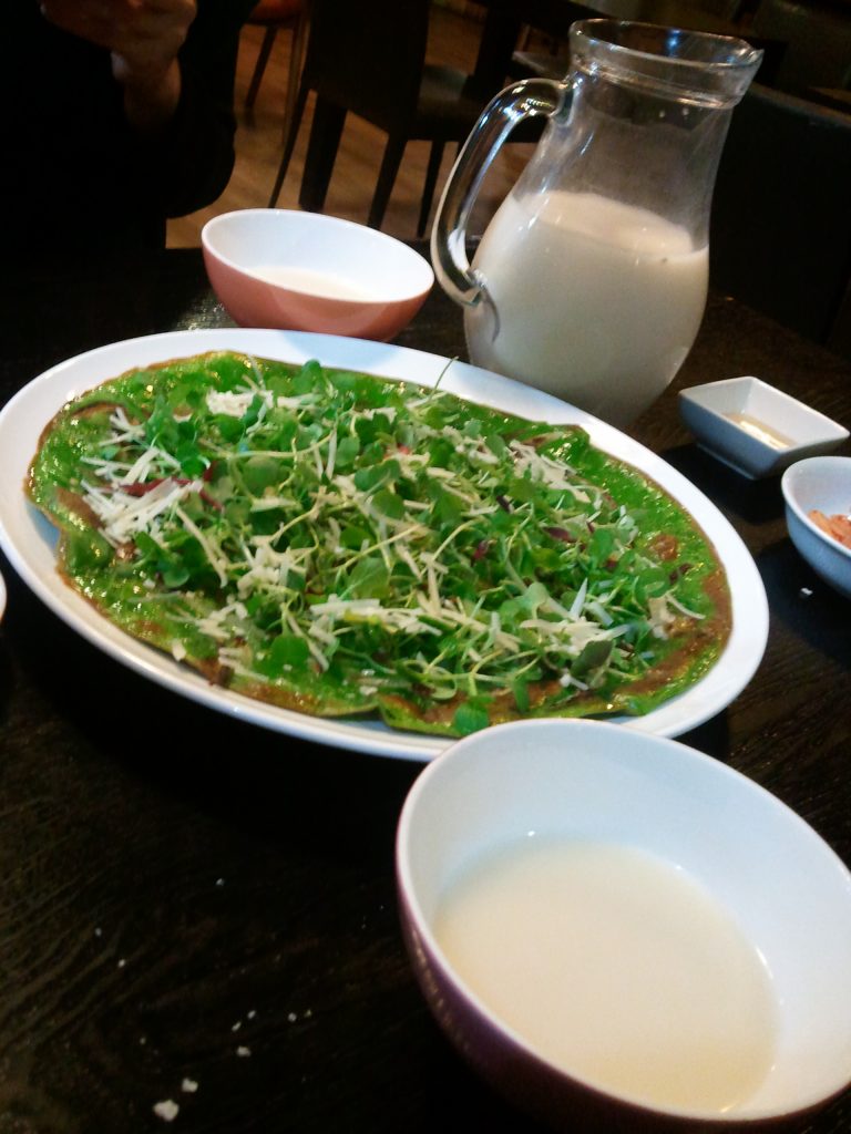 緑色のチヂミ&オーガニックの生マッコリ