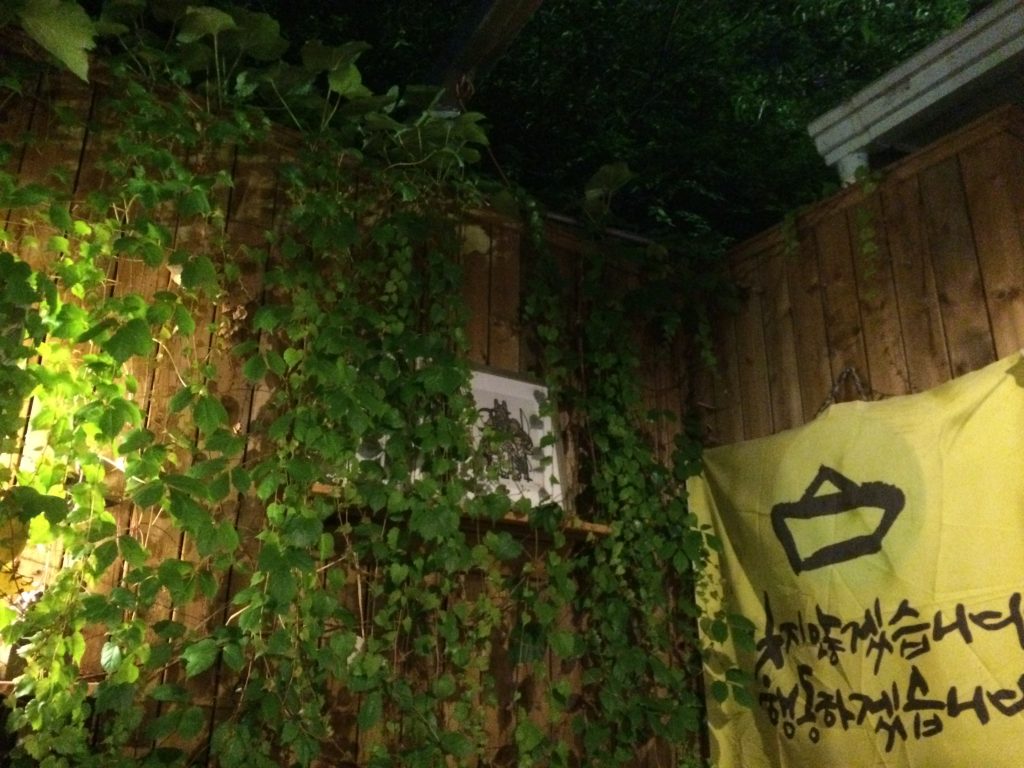 千江に映る月 店内