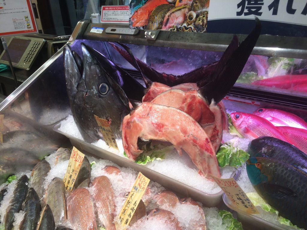 イオンモール沖縄ライカムの鮮魚売り場にてマグロのかま