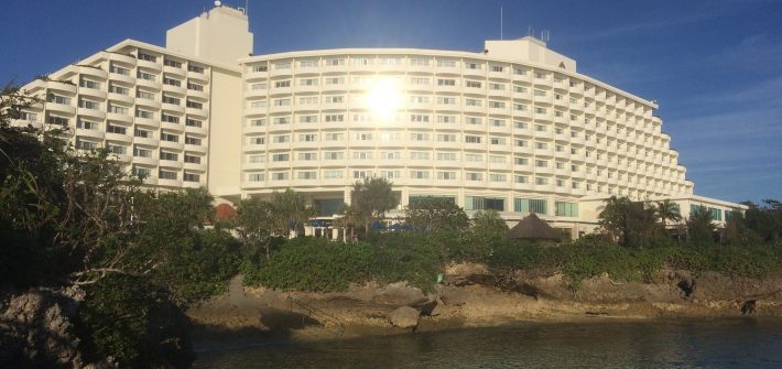 桟橋から見るホテル