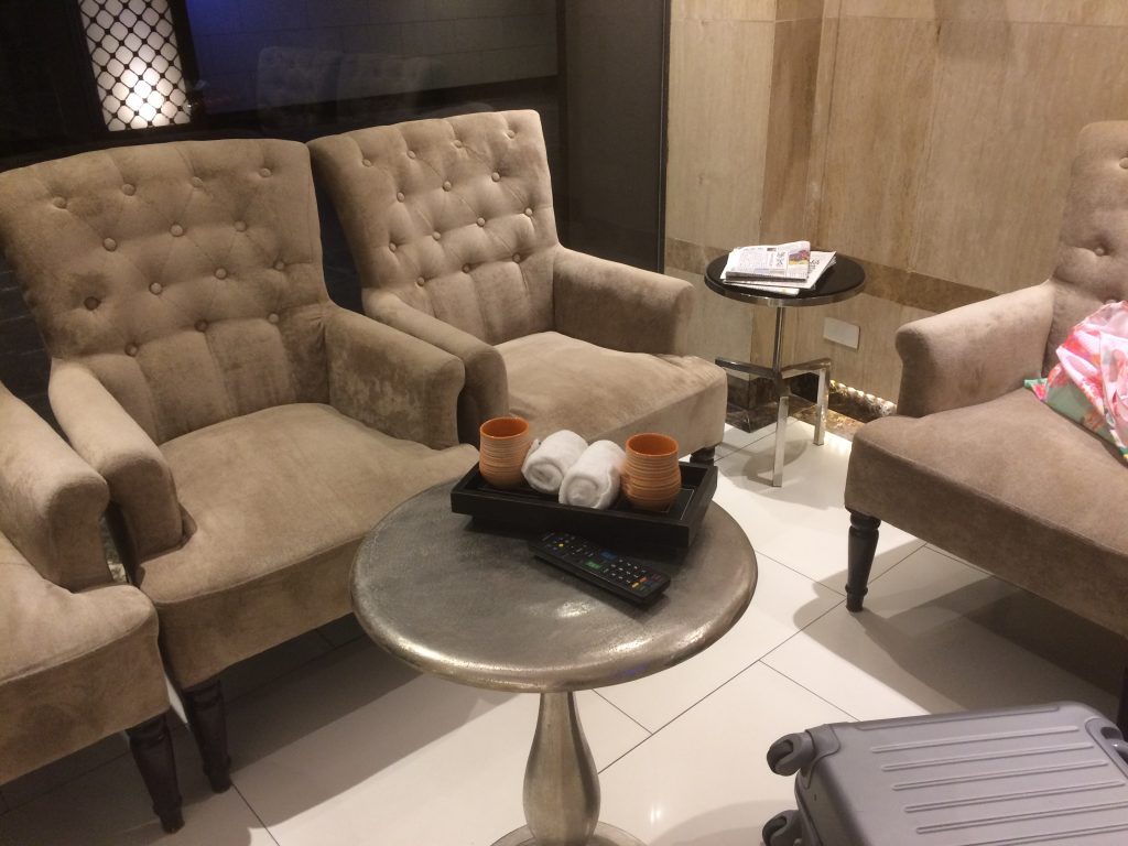 Vレジデンスにてチェックインの手続き中